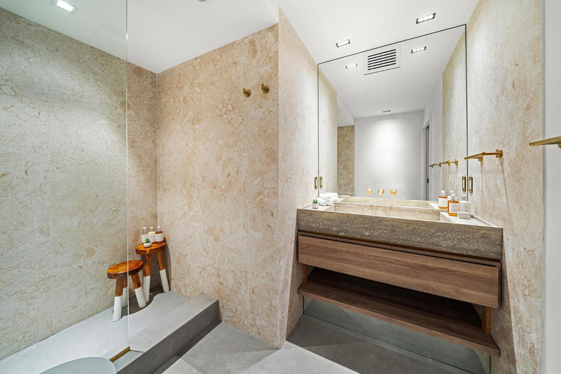 1 Bedroom Private At Roney Palace - 1201 *